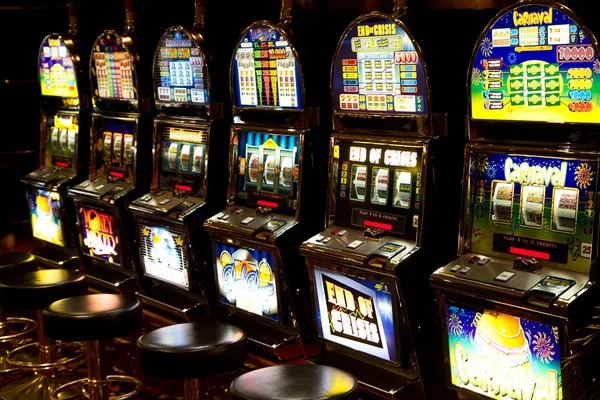 huat138 mobile app interface showing sportsbook and live casino options